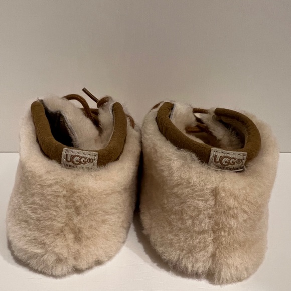 UGG sheepskin toddler boot 4/5T - Picture 3 of 5